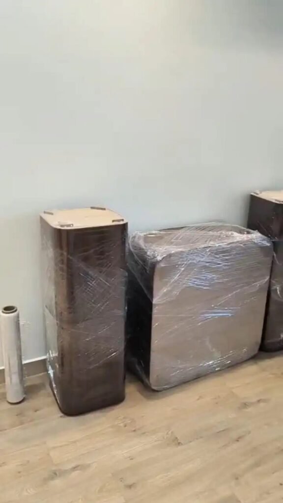 تغليف حقائب وشنط العفش بالبلاستيك المقوى لحمايتها أثناء الشحن والنقل بالرياض.