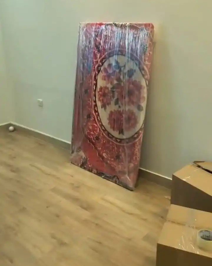 تغليف طاولات سفرة وحقائب أمتعة بخامات عالية الجودة في في شركات نقل العفش حي القيروان بالرياض