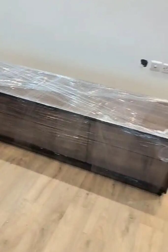 شركة تغليف عفش بالرياض توفر تغليفاً احترافياً لطاولات التلفزيون والأثاث الخشبي لحمايته من الخدوش.