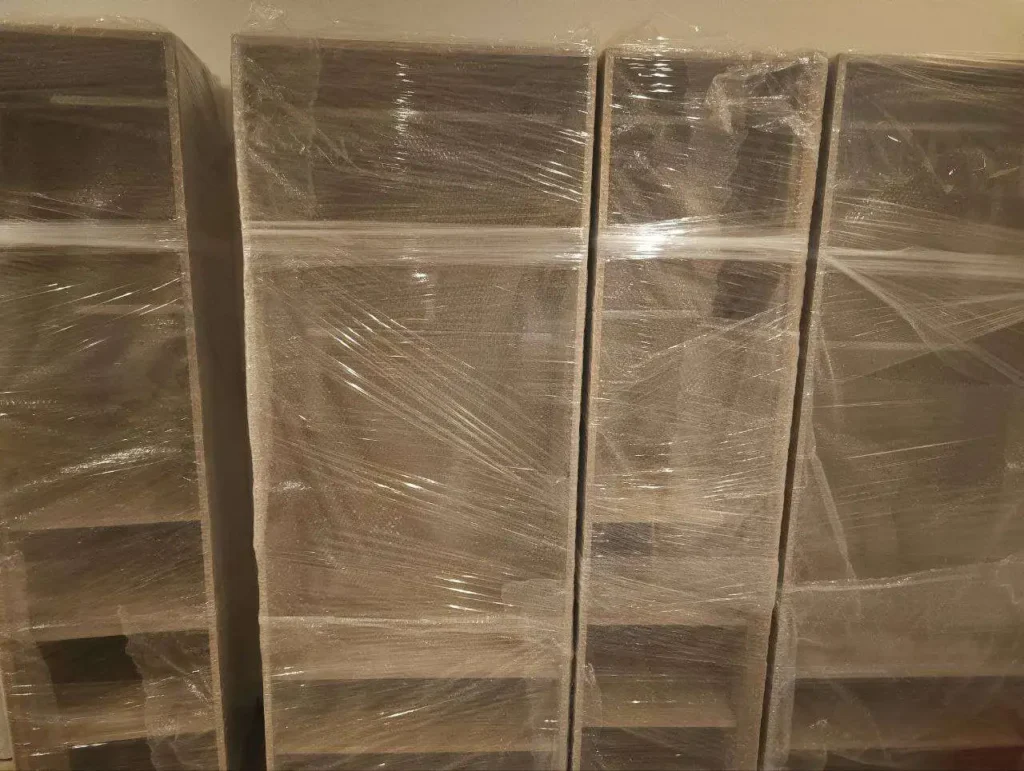 فك وتغليف دواليب غرف النوم باحترافية لدى أفضل شركات نقل عفش حي الياسمين.