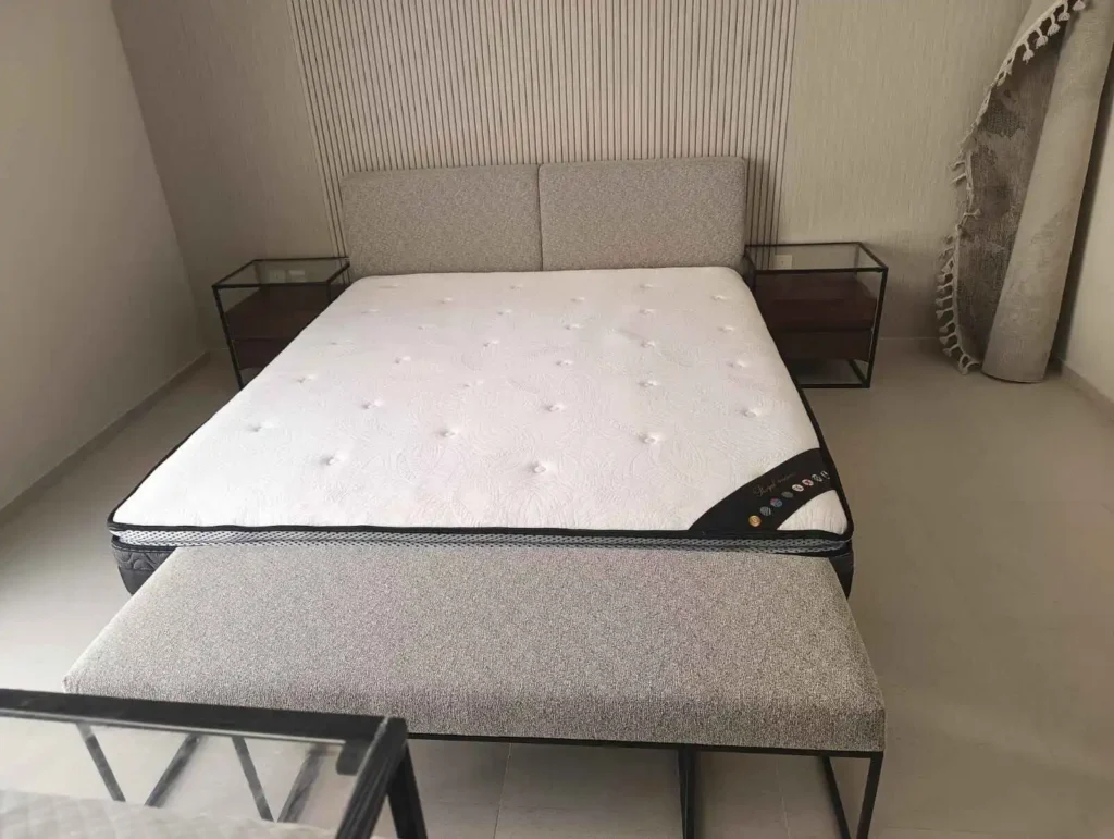 نجار محترف يقوم بمعاينة وفك غرف نوم مودرن في حي النرجس بشمال الرياض من افضل شركه نقل عفش