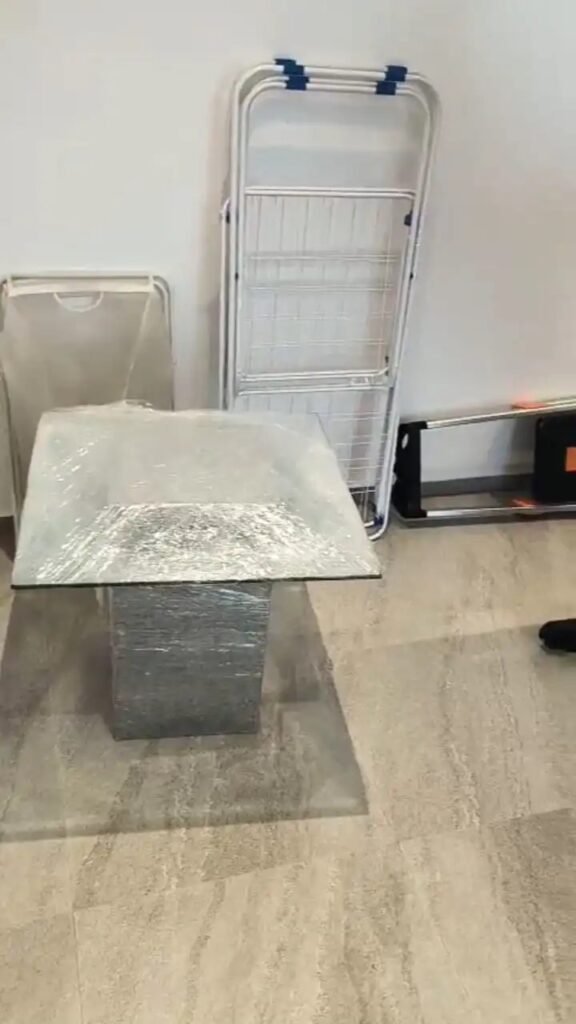 فني فك وتركيب مكاتب عمل وطاولات اجتماعات في حي القيروان 