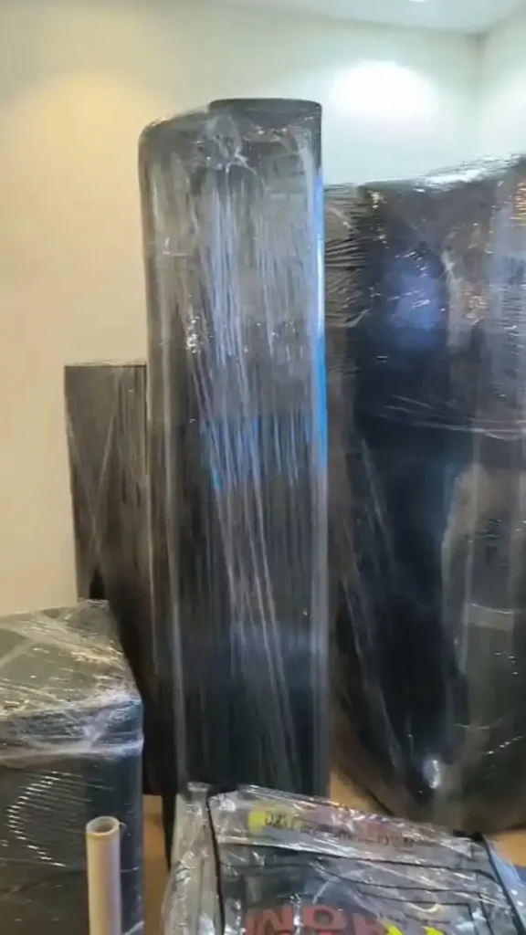 فني-متخصص-في-فك-وتركيب-مكاتب-العمل-وطاولات-الاجتماعات-في-حي-العقيق من افضل شركات نقل العفش بالرياض